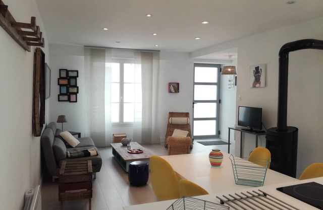 House with courtyard, 200 m from the Remblai and 3 minutes from Les Sables town center on foot!