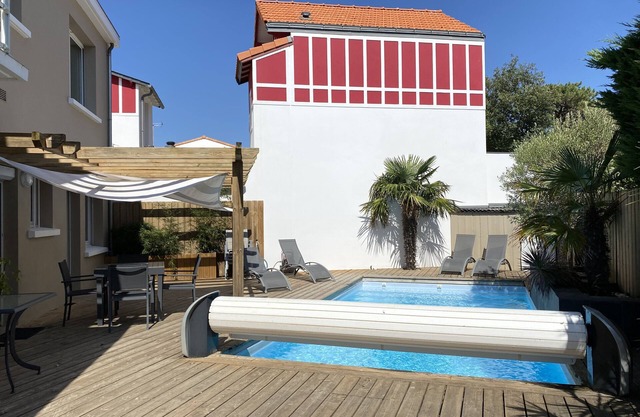 House with pool 300 m from the Presidents beach