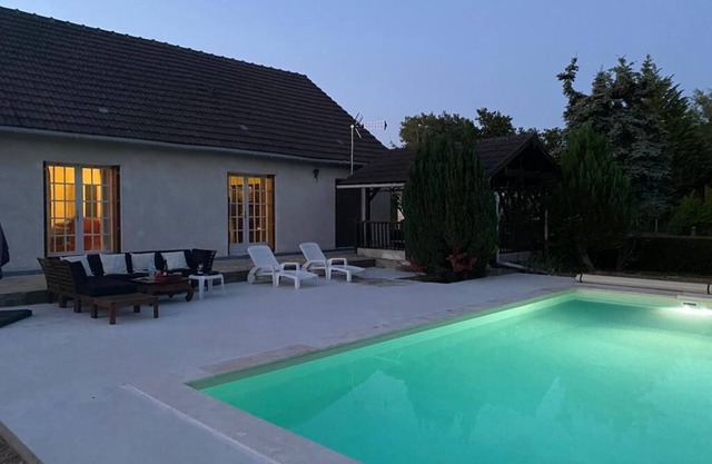 House with heated swimming pool 130 km from Paris
