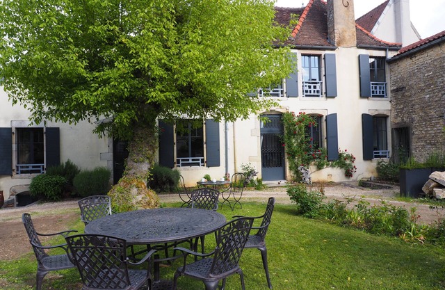 House with garden to discover Burgundy's vineyards