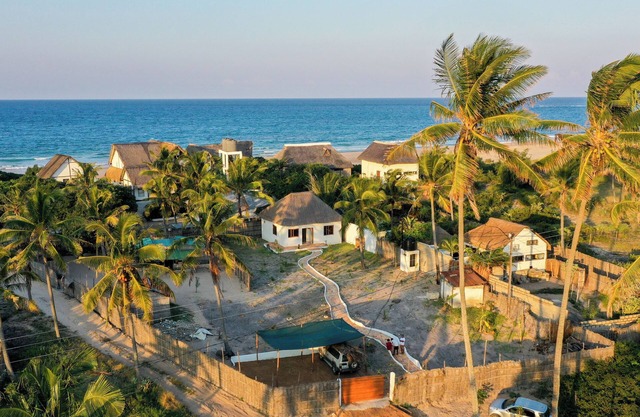 House with garden 50 m. from the beach. Ideal for families and groups of friends.