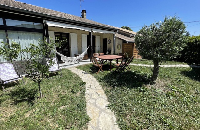 House with garden Crest