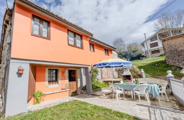 House with garden overlooking the Picos de Europa (3 double bedrooms and 2 bathrooms)