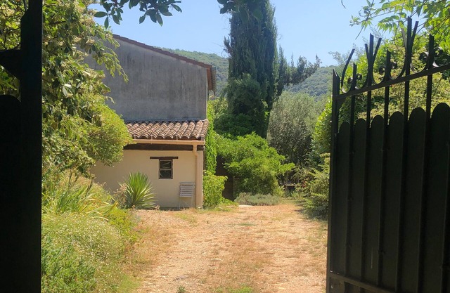 House with large garden 200m walk from the river Peace and quiet assured
