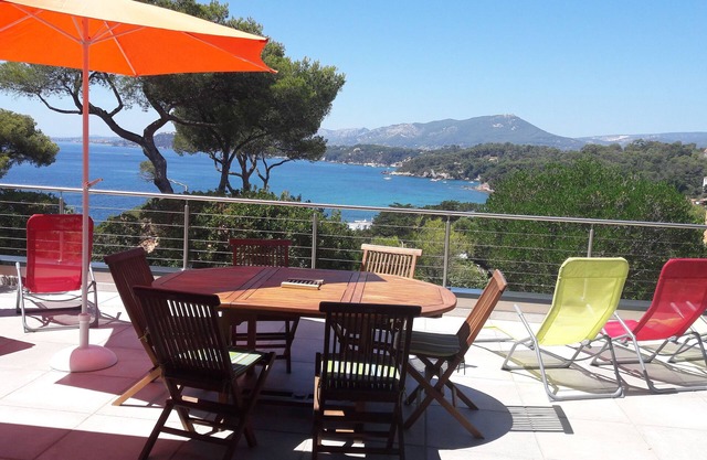 House with magnificent sea view and private garden, 5-minute walk to the beach
