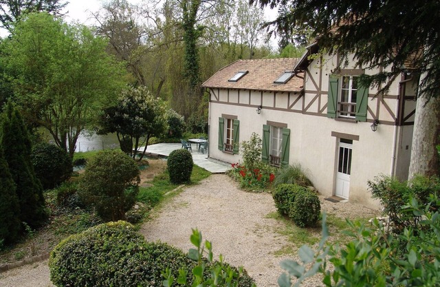 House with pool & tennis access between forest and river near Fontainebleau