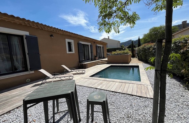 House with pool at the foot of the Luberon