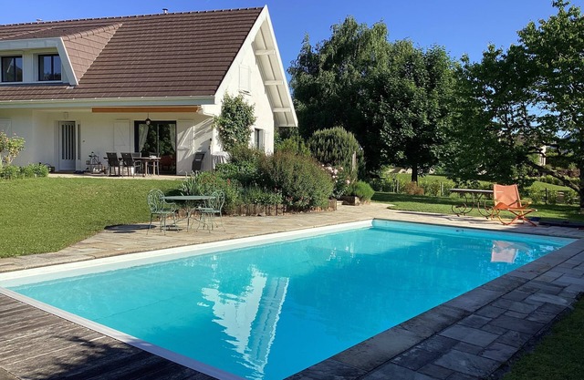 House with pool on the shores of Lake Annecy