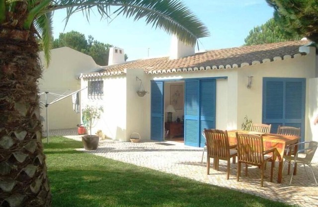 House with private garden, swimming pool and tennis court in residence