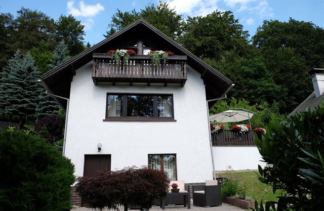 House with stunning views in a quiet location and pool, right on the edge