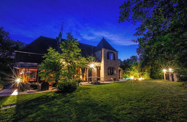 House with swimming pool in Périgord Noir near Josephine Baker's castle