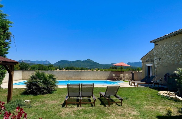 House with swimming pool in drome Provençale - gîte de Fragene