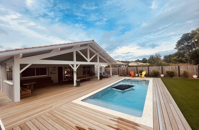 House with swimming pool close to the ocean