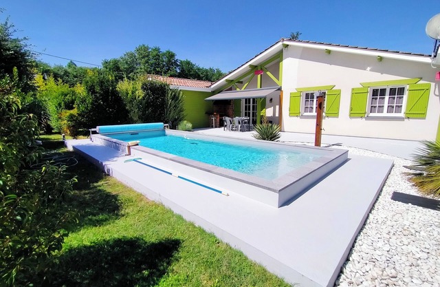 House with swimming pool wellness area shared between Bordeaux and Lacanau ocean