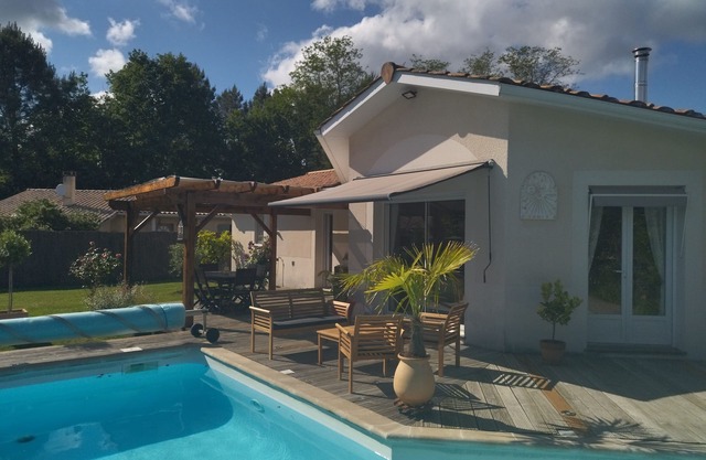 House with swimming pool, sleeps 6, 3 bedrooms between Bordeaux and Arcachon