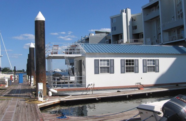 Houseboat in Boston Harbor Wifi A/C/Heat Be rocked to sleep