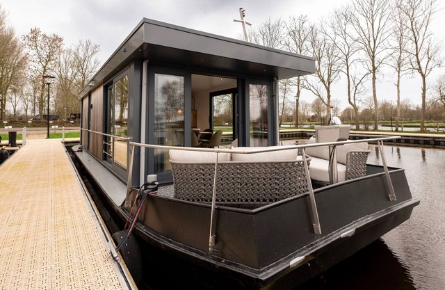 Houseboat in Offingawier with Sea View