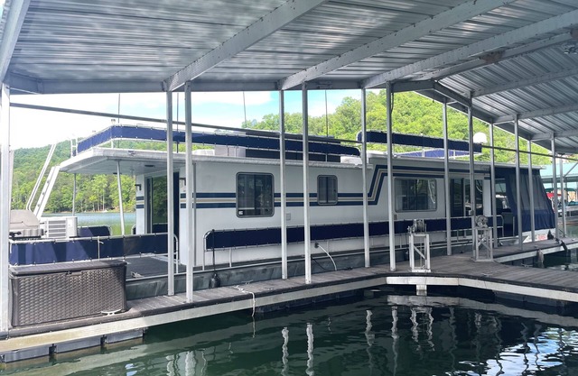 Houseboat Retreat on Norris Lake