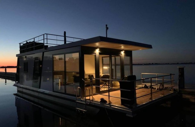 Houseboat Sneekermeer with Sun Deck