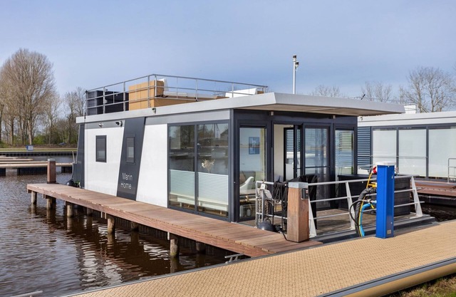 Houseboat Sneekermeer with Garden and Views