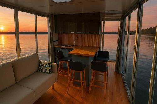 Houseboat Villa Marina- domek na wodzie