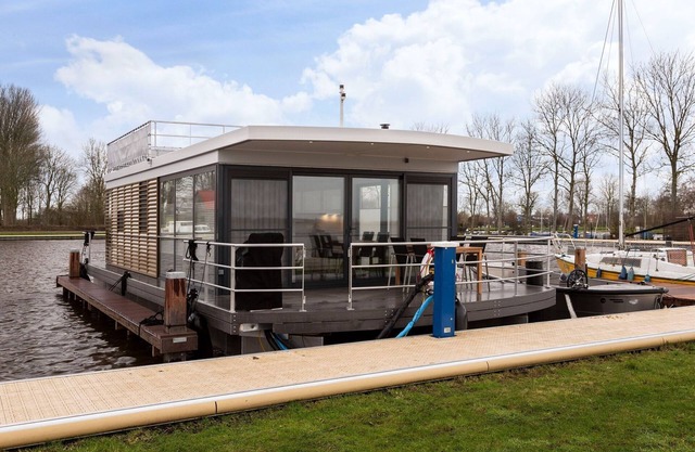 Houseboat with Stunning Views