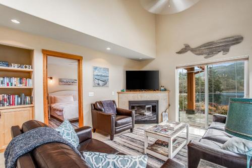 Howard's Lakehouse by the Sea