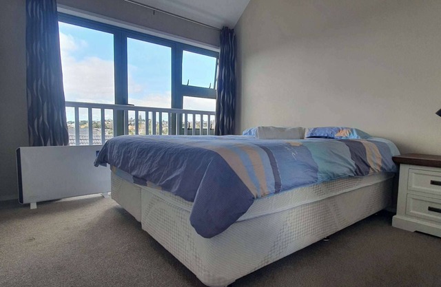 Howick Seaview Studio
