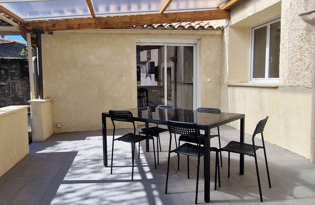 Hub for sightseeing, cultural activities and beach, courtyard, private and quiet