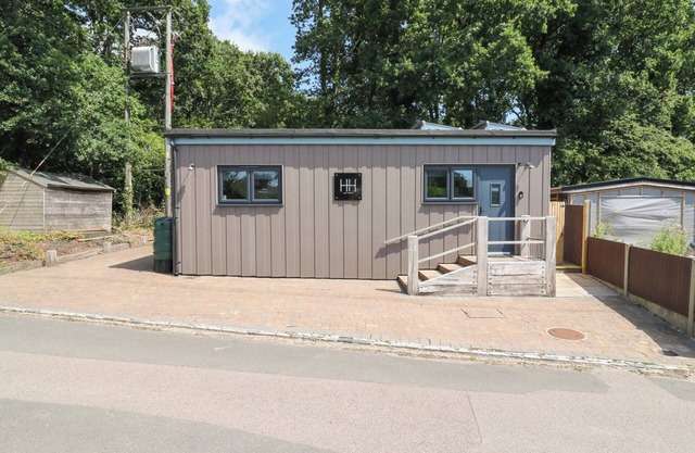 HUB HOUSE, pet friendly, with a garden in Hastings