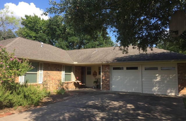 Hub of AggieLand! 1 Mile From Campus. Central Location South of TAMU.