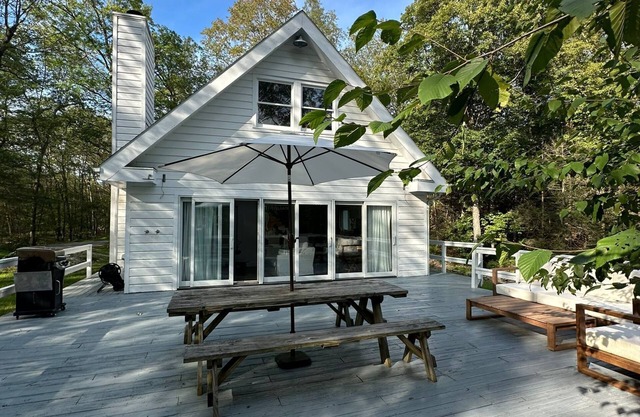 Hudson NY Country Cottage, Fireplace, Pond, Hot Tub, NYC 2hrs