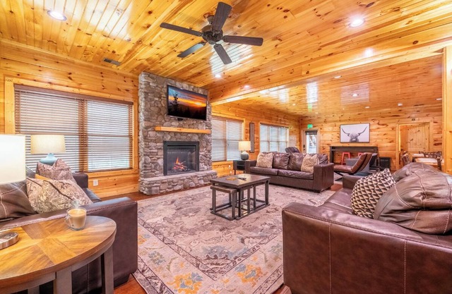 *HUGE 12BD Lodge Near TOWN! Hot Tubs + Theater*
