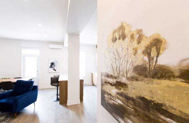 Huge 2 Bdr with Balcony in Mile End by Denstays