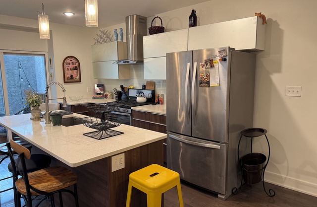 Huge 2 Bedroom Bilevel Apartment with Patio WiFi AC Laundry