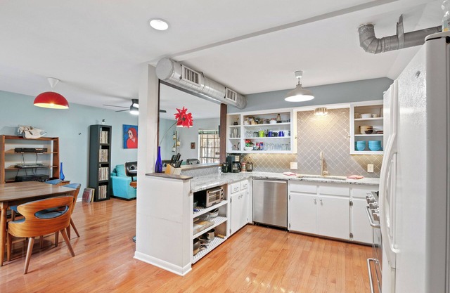 Huge 3 home private Villa - walk to 6th street!