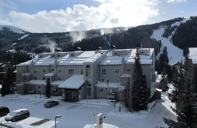 Huge 3BR/3BA Condo (2 Living Rooms facing the slopes) in the Keystone Ski Area