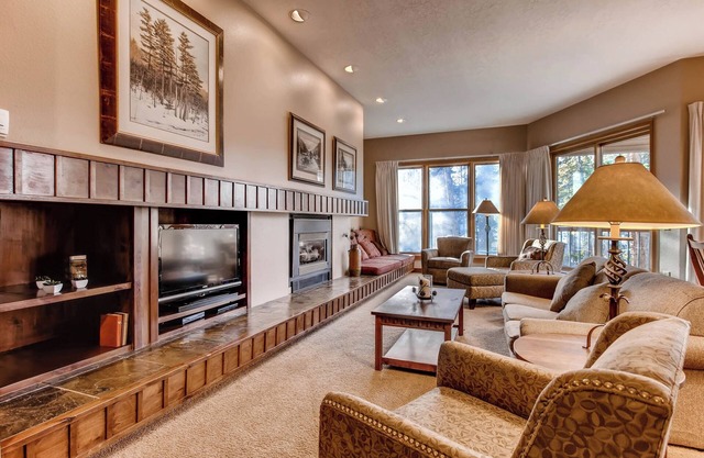 Huge 3Br Premier Condo Quicksilver 1662 by RedAwning