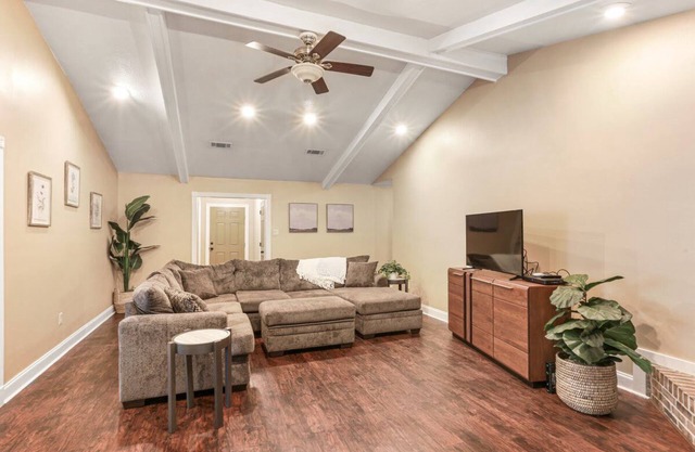 HUGE 5 BDRM 2BATH HOME IN A GREAT QUIET NEIGHBORHOOD SHERWOOD FOREST