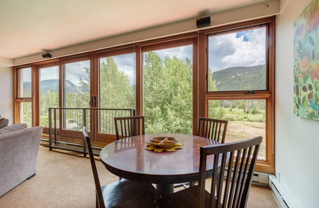 Huge, Comfy Condo with Panoramic Views in the Middle of Keystone Fun!