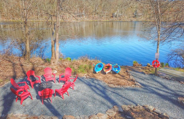 Huge Comfy Lakefront : Kayaks, Gamerooms, Firepit, Pet Friendly, Bushkill Falls!