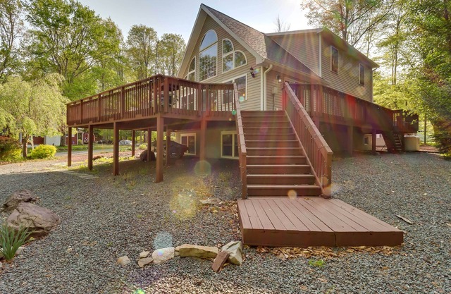 Huge Deck: Stunning Pocono Lake Vacation Rental!