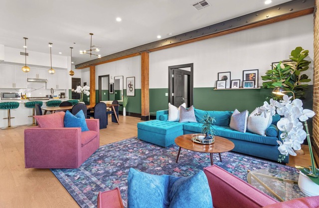 HUGE Downtown 4BD/4BA with 2 Queen Sleeper Sofas Connecting Unit Perfect For Groups!