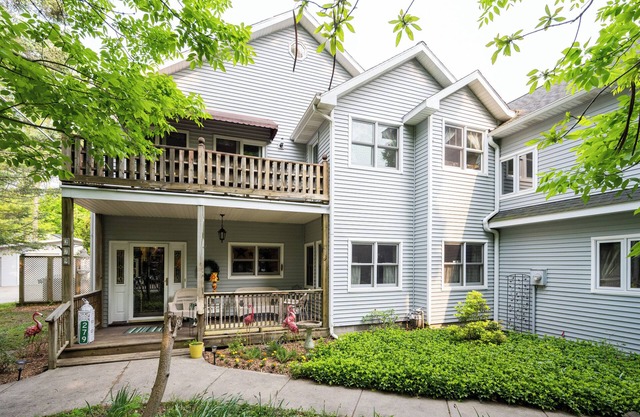 Huge! Excellent Location near town and beaches