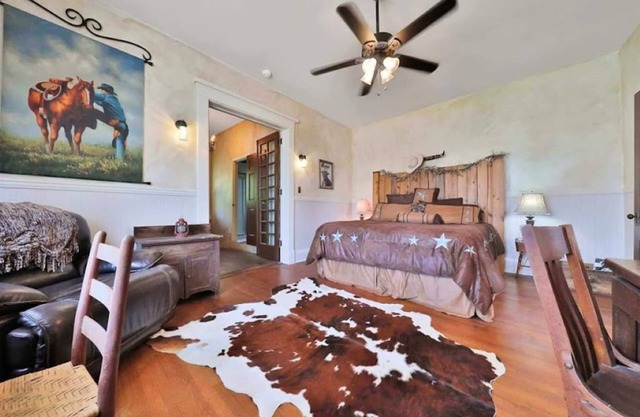 Huge King Suite with Private Bath, Hot Tub and Pool.