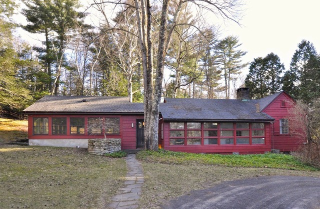HUGE KITCHEN 4 Private Acres, 7 Min to Town, WiFi, AC, Fireplace