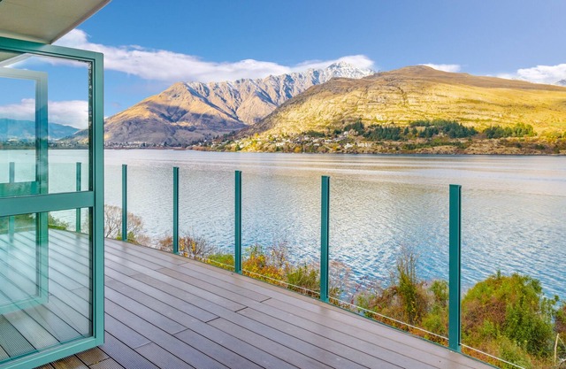 Huge Lakefront Delight - Queenstown Holiday Home