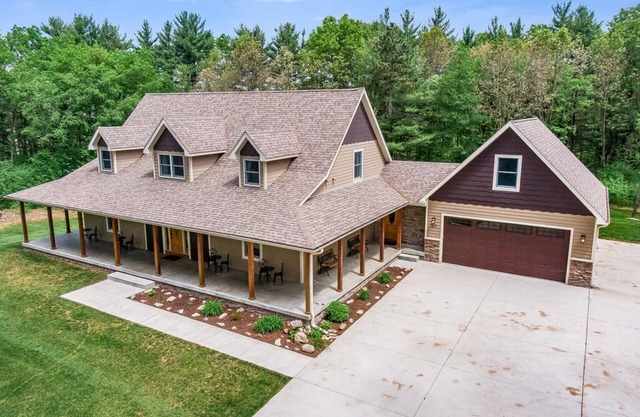 Huge Lodge in the Woods- Peaceful and private!