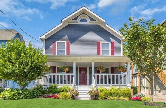 Huge Modern 4BR Apt. Porch&Parking, 2 Blks to Bch!