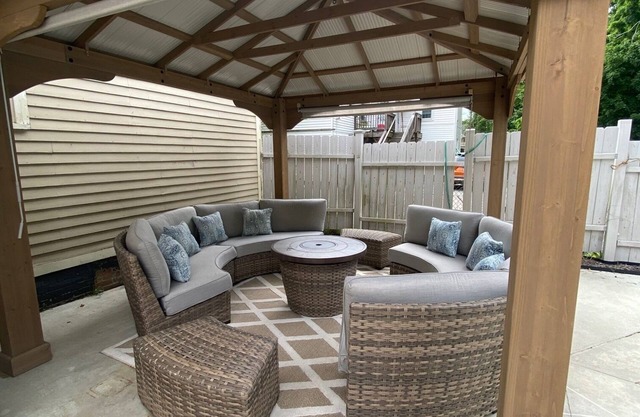 Huge Spacious 7-bedroom house with WiFi, AC and a Pool in wonderful Norwich